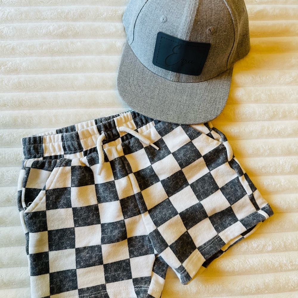 Checkered Shorts soft material. In excellent condition.
Fits 2-3 T